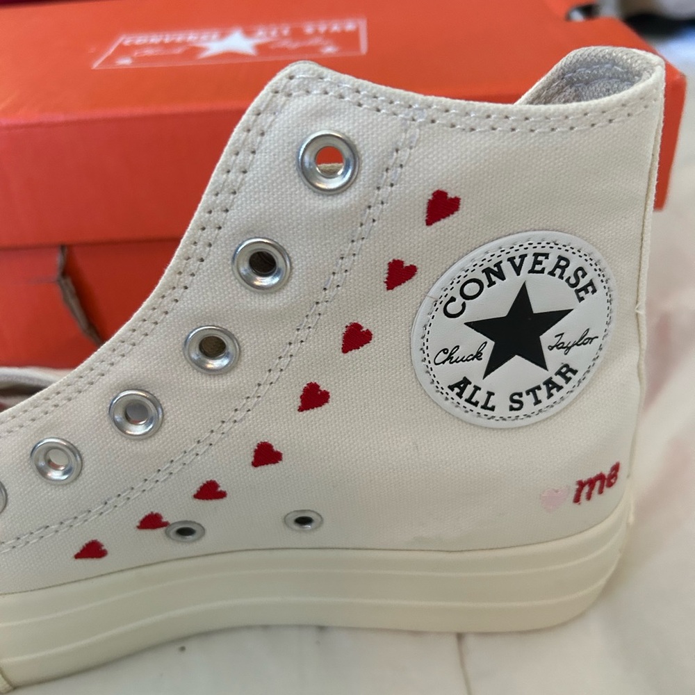 🌟 HP 🌟 Custom Women's Cream Converse High-Top Sneakers with Red Heart Accents - Picture 3 of 7